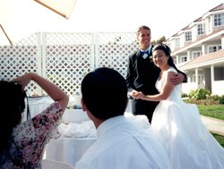 Heather and Faris cutting the cake