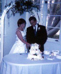 Nick and Leah cutting the cake